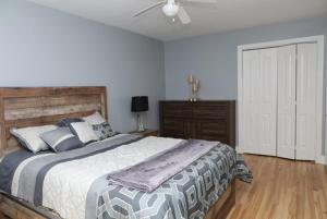 ラヴァルにあるLuxieux Appartement lavalのベッドルーム1室(大型ベッド1台、シーリングファン付)
