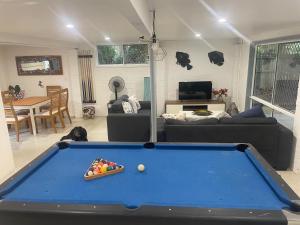 Biliár nebo kulečník v ubytování Pet friendly beachfront home- sleeps 8