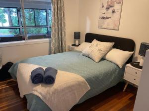 Postel nebo postele na pokoji v ubytování Pet friendly beachfront home- sleeps 8