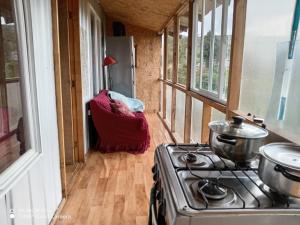 a kitchen with a stove in a tiny house at cabañita Campestre, independiente in Castro
