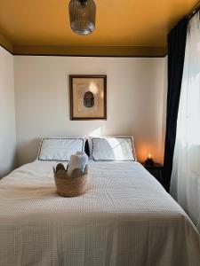a basket of towels sitting on top of a bed at Villa Noria in Kingston Bagpuze +28 photos