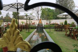 Kebun di luar Hotel Harmika
