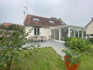 Κήπος έξω από το Holiday Home in Asnelles near D-Day Beaches