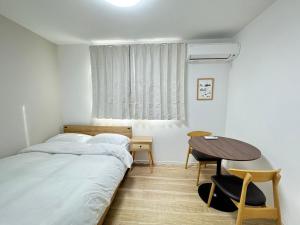 Postel nebo postele na pokoji v ubytování 日居大正一號館包棟民宿 關西機場直達