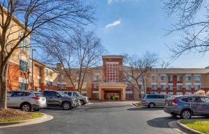 un parcheggio con auto parcheggiate davanti a un edificio di Extended Stay America Suites - Washington, DC - Rockville a Rockville