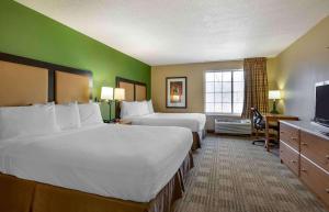 una camera d'albergo con due letti e una televisione di Extended Stay America Suites - Washington, DC - Rockville a Rockville Altre 50 foto