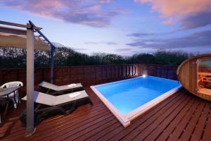 Bazén v ubytování クリスタルパーク久松 nebo v jeho okolí