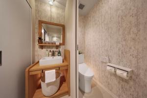 Koupelna v ubytování クリスタルパーク久松 + 19 fotografií