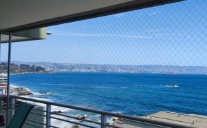 a view of the ocean from a balcony at Reñaca. Increíble vista al mar, pasos del sector 5 in Viña del Mar