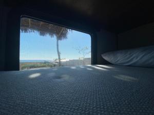 Ένα ή περισσότερα κρεβάτια σε δωμάτιο στο Casa rodante en la playa con alberca y Starlink