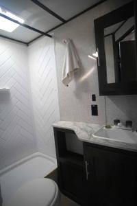 Ένα μπάνιο στο Casa rodante en la playa con alberca y Starlink +36 φωτογραφίες