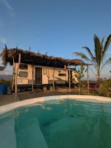 Πισίνα στο ή κοντά στο Casa rodante en la playa con alberca y Starlink