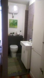 ein Bad mit einem WC und einem Waschbecken in der Unterkunft Spazio in Neapel