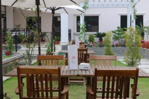 Kebun di luar Hotel Harmika