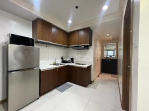 Kuchyň nebo kuchyňský kout v ubytování 2BR Grand Riviera Suites by MrSayla