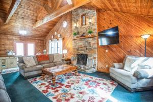 Posezení v ubytování Spacious Gatlinburg Cabin Home Hot Tub King Beds Game Room
