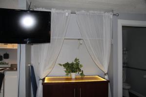 TV a/nebo společenská místnost v ubytování Naval Suites