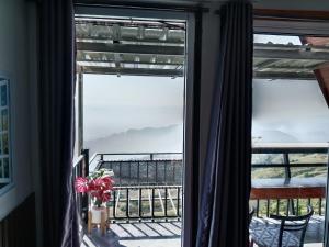 a room with a window with a view of the ocean at เลิฟวิว ภูทับเบิก in Ban Maeo Thap Boek