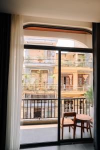 ein Fenster mit Blick auf einen Balkon in der Unterkunft Charm House Hue in Hue