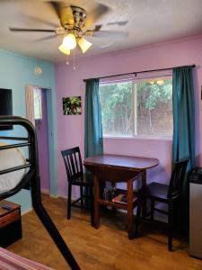 TV a/nebo společenská místnost v ubytování Yonegan Central Maui Getaways