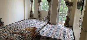 朱笃Hữu Đặng的卧室里有一张床，床上放着一只泰迪熊。