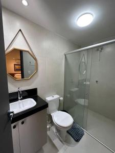a bathroom with a toilet and a sink and a shower at Bessa Flat Conforto à 180m do Mar - Storey Luxor in João Pessoa +31 photos