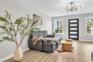 アトランタにあるLuxe Family Oasis 7 beds 2 and a half Spa like Baths Sleeps 14のソファとテーブルのあるリビングルーム