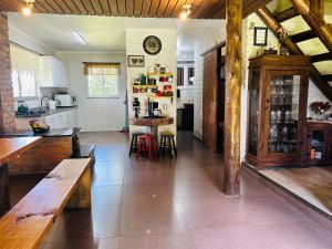 una grande cucina con panche di legno in una stanza di Villa's Serra - Casa aconchegante em meio a natureza a Caxias do Sul