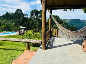 amaca in un gazebo accanto alla piscina di Villa's Serra - Casa aconchegante em meio a natureza a Caxias do Sul
