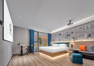 Rúm í herbergi á Lan Wan Hotel - One Free Cockt-ail Per Room--Airport Pick-up Service