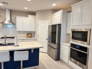 Friendly Host Near Loop 202 with Mountain views廚房或簡易廚房