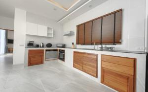 Η κουζίνα ή μικρή κουζίνα στο Samui Luxury Pool Villa - Prymawan