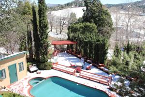 Bazén v ubytování Eaglenest Inn with Pool & SPA nebo v jeho okolí