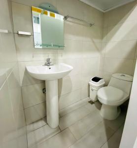 Colonial zone 3 bed 3 rooms balcony في سانتو دومينغو: حمام مع حوض ومرحاض +7 صور