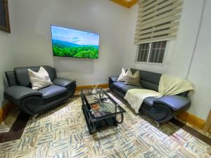 Colonial zone 3 bed 3 rooms balcony في سانتو دومينغو: غرفة معيشة مع أريكتين وطاولة