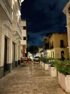 Colonial zone 3 bed 3 rooms balcony في سانتو دومينغو: شارع فاضي في مدينه بالليل