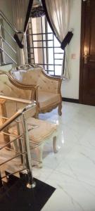 En eller flere senge i et værelse på Vacation Homes + 3 billeder