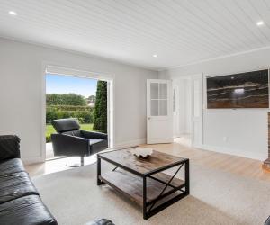 Posezení v ubytování Manly Beach - Private 3 Bedroom - small dog friendly - Sailing Club
