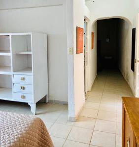 Μια τηλεόραση ή/και κέντρο ψυχαγωγίας στο Habitación con acceso independiente