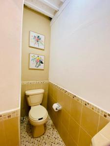 Ένα μπάνιο στο Habitación con acceso independiente +6 φωτογραφίες