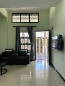 Телевизор и/или развлекательный центр в Livi Guest House B7