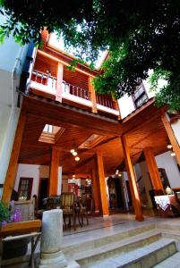 ein großes Holzhaus mit Balkon darüber in der Unterkunft White Garden Hotel-Adult Only in Antalya