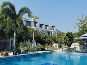 a swimming pool in front of a hotel at Ninh Chu 2 Hotel in Phan Rang–Tháp Chàm