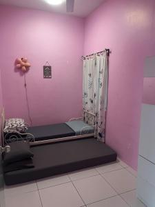 Katil atau katil-katil dalam bilik di Imany World Homestay-No Liquor, Pork & Smoking