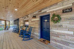Gambar di galeri bagi Bear Paradise Cabin with Hot Tub, Mini Golf, Court, Games & free EV Ready Parking di Pigeon Forge +35 gambar
