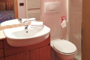 アラッバにあるAppartamento Sellarondaのバスルーム(洗面台、トイレ付)