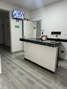 TV a/nebo společenská místnost v ubytování HOTEL PUERTO DULCE - La Virginia