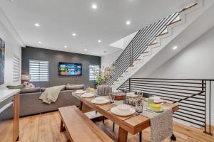 TV a/nebo společenská místnost v ubytování Luxe Townhome Newly-Built