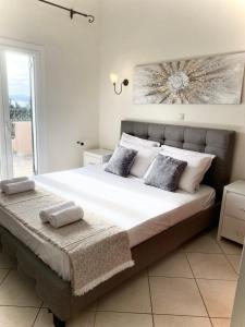 Voodi või voodid majutusasutuse Aphrodite Suites & Apartments with Swimming Pool toas