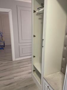 a closet with a mirror and a door at Duplex in Baganashyl